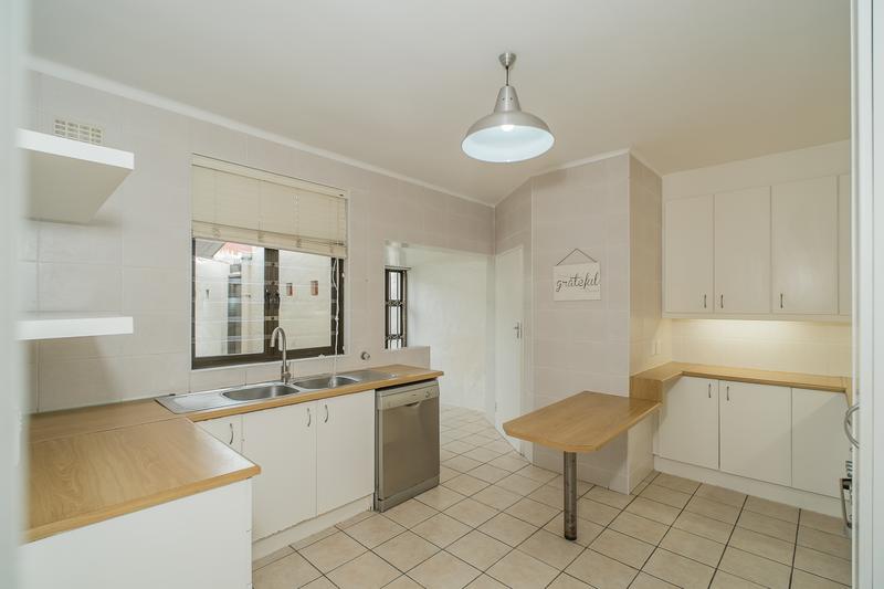 To Let 3 Bedroom Property for Rent in Meadowridge Western Cape